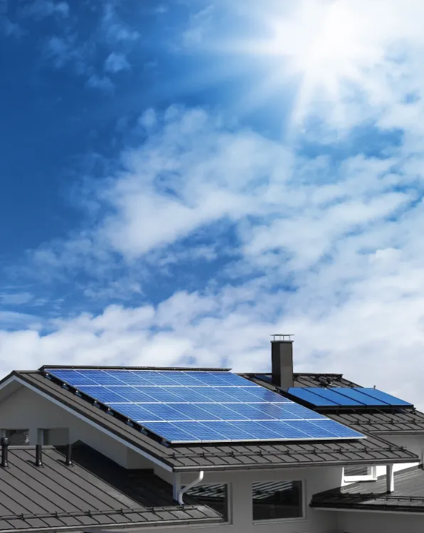Solcelleanlegg med solcellepaneler på hustak
